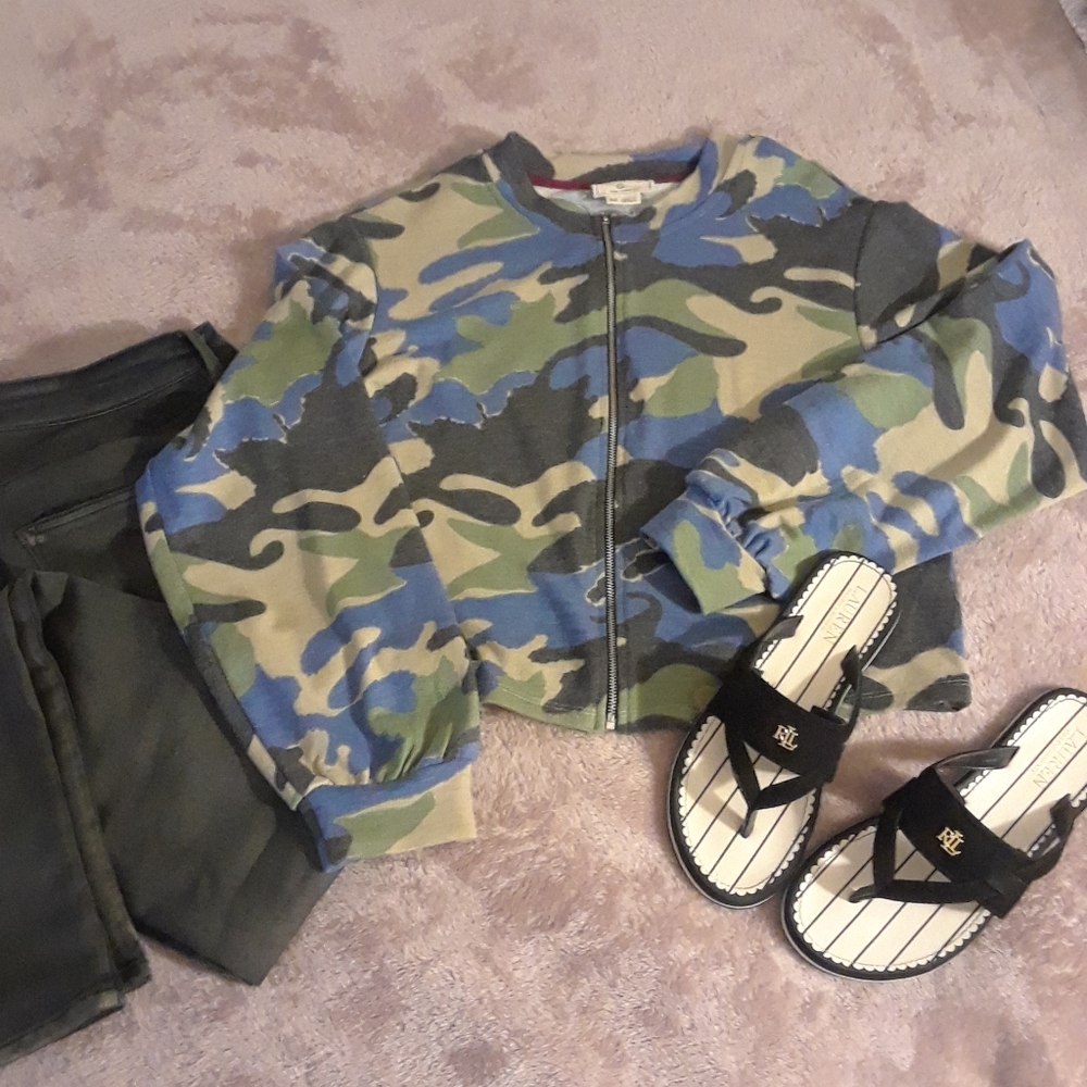 Camo zip up sweat shirt